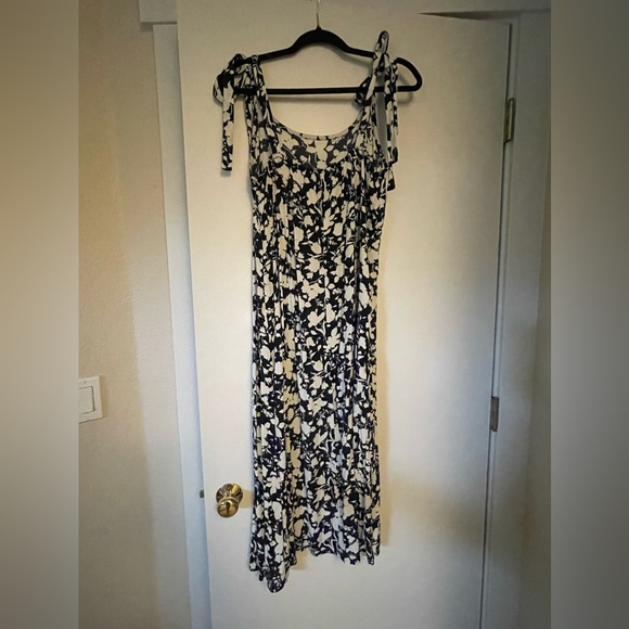 Free Assembly navy and cream floral dress - Picture 1 of 7